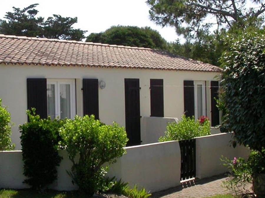 Camping Pas Cher vous présente avec son site Officiel campingpascher.fr, la Résidence Les Alizés, située sur la commune de Saint Denis D'oléron dans le département Charente-maritime (Poitou Charentes) en France. La résidence Les Alizés vous propose un hébergement de type maison de 28 m² pour 1 personne (télévision). L'établissement vous propose 7 autres types d'hébergements. Découvrez tous nos séjours à petits prix dans la commune et aux alentours de Saint Denis D'oléron du département : Charente-maritime (Poitou Charentes). Les Avis clients pour la Résidence Les Alizés sont excellents avec une note moyenne de 8 sur 10. Paradis aquatique tropical, Piscine couverte, Piscine extérieure, Aire de jeux enfants, Canoë-kayak, Centre équestre, Court de tennis, Cyclisme, Jet-ski, Location de bateaux, Paddle, Ping-pong, Planche à voile, Plongée, Pétanque, Randonnée, Salle de fitness, Salle de jeux vidéo, Skatepark, Sports nautiques, Structure gonflable enfants, Surf, Terrain de basketball, Terrain de beach-volley, Trampoline, Voile, Bar, Boulangerie, Créperie, Pizzeria, Restaurant, Restaurant asiatique, Station-service, Supermarché,... En savoir plus : cliquez-ICI.