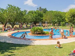 Camping Pas Cher vous présente avec son site Officiel campingpascher.fr, le Camping Ecocamp Vinyols, situé sur la commune de Vinyolen I Els Bogen dans le département Tarragone (Catalogne) en Espagne. Le camping Ecocamp Vinyols, vous présente un hébergement de type tente de 12 m² pour 4 personnes. Le camping Ecocamp Vinyols vous propose du dimanche 05 juillet au dimanche 12 juillet 2026 pour 7 nuits à 455€. Cette location propose 8 dates différentes pour réserver votre séjour. Découvrez également les 3 autres gammes d'hébergements du camping. Les Avis clients pour le Camping Ecocamp Vinyols sont excellents avec une note moyenne de 9 sur 10. Golf, Plongée, Snack/Bar, Épicerie,... En savoir plus : cliquez-ICI.