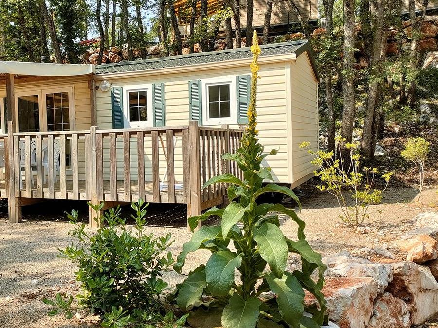 Camping Pas Cher vous présente avec son site Officiel campingpascher.fr, le Camping Tikayan Rives Du Lac De Sainte Croix classé 3 étoiles, situé sur la commune de Bauduen dans le département Var (Provence Alpes Côte D'azur) en France. Le camping Tikayan Rives Du Lac De Sainte Croix, vous présente un hébergement de type mobil-home pour 5 personnes avec climatisation. Le camping Tikayan Rives Du Lac De Sainte Croix vous proposeun séjour PAS CHER avec une REMISEdu dimanche 28 juin au dimanche 05 juillet 2026, en promotion à -36% pour 7 nuits à 602,40 € au lieu de 954,0 € soit une Économie de 351,60 €. Cette location propose 55 dates différentes pour réserver votre séjour. Découvrez également les 19 autres gammes d'hébergements du camping. Les Avis clients pour le Camping Tikayan Rives Du Lac De Sainte Croix sont excellents avec une note moyenne de 9 sur 10. Lac, Aire de jeux enfants, Canoë-kayak, Ping-pong, Pétanque, Dépôt de pain, Snack/Bar,... En savoir plus : cliquez-ICI.