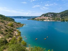 Camping Pas Cher vous présente avec son site Officiel campingpascher.fr, le Camping Tikayan Rives Du Lac De Sainte Croix classé 3 étoiles, situé sur la commune de Bauduen dans le département Var (Provence Alpes Côte D'azur) en France. Le camping Tikayan Rives Du Lac De Sainte Croix vous propose un hébergement de type chalet de 70 m² pour 4 personnes avec climatisation (télévision). L'établissement vous propose 19 autres types d'hébergements. Découvrez tous nos séjours à petits prix dans la commune et aux alentours de Bauduen du département : Var (Provence Alpes Côte D'azur). Les Avis clients pour le Camping Tikayan Rives Du Lac De Sainte Croix sont excellents avec une note moyenne de 9 sur 10. Lac, Aire de jeux enfants, Canoë-kayak, Ping-pong, Pétanque, Dépôt de pain, Snack/Bar,... En savoir plus : cliquez-ICI.