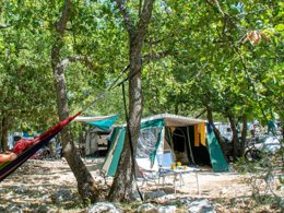 Camping Pas Cher vous présente avec son site Officiel campingpascher.fr, le Camping Tikayan Rives Du Lac De Sainte Croix classé 3 étoiles, situé sur la commune de Bauduen dans le département Var (Provence Alpes Côte D'azur) en France. Le camping Tikayan Rives Du Lac De Sainte Croix, vous présente un hébergement de type hébergement insolite de 12 m² pour 1 personne. Le camping Tikayan Rives Du Lac De Sainte Croix vous propose du sam. 12 septembre au sam. 19 septembre 2026, en promotion à -20% pour 7 nuits à 279,20 € au lieu de 349,0 € soit une Économie de 69,80 €. Cette location propose 158 dates différentes pour réserver votre séjour. Découvrez également les 18 autres gammes d'hébergements du camping. Les Avis clients pour le Camping Tikayan Rives Du Lac De Sainte Croix sont excellents avec une note moyenne de 8 sur 10. Lac, Aire de jeux enfants, Canoë-kayak, Ping-pong, Pétanque, Dépôt de pain, Snack/Bar,... En savoir plus : cliquez-ICI.