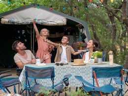 Camping Pas Cher vous présente avec son site Officiel campingpascher.fr, le Camping Tikayan Rives Du Lac De Sainte Croix classé 3 étoiles, situé sur la commune de Bauduen dans le département Var (Provence Alpes Côte D'azur) en France. Le camping Tikayan Rives Du Lac De Sainte Croix, vous présente un hébergement de type mobil-home de 32 m² pour 6 personnes avec climatisation. Le camping Tikayan Rives Du Lac De Sainte Croix vous propose du dimanche 13 septembre au dimanche 20 septembre 2026, en promotion à -20% pour 7 nuits à 403,20 € au lieu de 504,0 € soit une Économie de 100,80 €. Cette location propose 120 dates différentes pour réserver votre séjour. Découvrez également les 18 autres gammes d'hébergements du camping. Les Avis clients pour le Camping Tikayan Rives Du Lac De Sainte Croix sont excellents avec une note moyenne de 8 sur 10. Lac, Aire de jeux enfants, Canoë-kayak, Ping-pong, Pétanque, Dépôt de pain, Snack/Bar,... En savoir plus : cliquez-ICI.