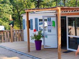 Camping Pas Cher vous présente avec son site Officiel campingpascher.fr, le Camping Tikayan Rives Du Lac De Sainte Croix classé 3 étoiles, situé sur la commune de Bauduen dans le département Var (Provence Alpes Côte D'azur) en France. Le camping Tikayan Rives Du Lac De Sainte Croix vous propose un hébergement de type mobil-home pour 5 personnes avec climatisation. L'établissement vous propose 14 autres types d'hébergements. Découvrez tous nos séjours à petits prix dans la commune et aux alentours de Bauduen du département : Var (Provence Alpes Côte D'azur). Les Avis clients pour le Camping Tikayan Rives Du Lac De Sainte Croix sont excellents avec une note moyenne de 9 sur 10. Lac, Aire de jeux enfants, Canoë-kayak, Ping-pong, Pétanque, Dépôt de pain, Snack/Bar,... En savoir plus : cliquez-ICI.