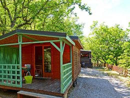 Camping Pas Cher vous présente avec son site Officiel campingpascher.fr, le Camping Tikayan Rives Du Lac De Sainte Croix classé 3 étoiles, situé sur la commune de Bauduen dans le département Var (Provence Alpes Côte D'azur) en France. Le camping Tikayan Rives Du Lac De Sainte Croix, vous présente un hébergement de type chalet de 27 m² pour 1 personne avec climatisation. Le camping Tikayan Rives Du Lac De Sainte Croix vous propose du jeudi 10 septembre au jeudi 17 septembre 2026, en promotion à -20% pour 7 nuits à 319,20 € au lieu de 399,0 € soit une Économie de 79,80 €. Cette location propose 157 dates différentes pour réserver votre séjour. Découvrez également les 18 autres gammes d'hébergements du camping. Les Avis clients pour le Camping Tikayan Rives Du Lac De Sainte Croix sont excellents avec une note moyenne de 8 sur 10. Lac, Aire de jeux enfants, Canoë-kayak, Ping-pong, Pétanque, Dépôt de pain, Snack/Bar,... En savoir plus : cliquez-ICI.