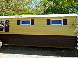 Camping Pas Cher vous présente avec son site Officiel campingpascher.fr, le Camping Tikayan Rives Du Lac De Sainte Croix classé 3 étoiles, situé sur la commune de Bauduen dans le département Var (Provence Alpes Côte D'azur) en France. Le camping Tikayan Rives Du Lac De Sainte Croix, vous présente un hébergement de type hébergement insolite de 19 m² pour 3 personnes. Le camping Tikayan Rives Du Lac De Sainte Croix vous propose du jeudi 10 septembre au jeudi 17 septembre 2026, en promotion à -20% pour 7 nuits à 319,20 € au lieu de 399,0 € soit une Économie de 79,80 €. Cette location propose 158 dates différentes pour réserver votre séjour. Découvrez également les 18 autres gammes d'hébergements du camping. Les Avis clients pour le Camping Tikayan Rives Du Lac De Sainte Croix sont excellents avec une note moyenne de 8 sur 10. Lac, Aire de jeux enfants, Canoë-kayak, Ping-pong, Pétanque, Dépôt de pain, Snack/Bar,... En savoir plus : cliquez-ICI.