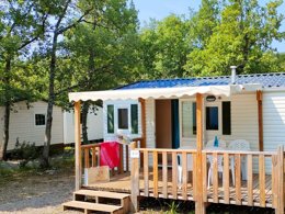 Camping Pas Cher vous présente avec son site Officiel campingpascher.fr, le Camping Tikayan Rives Du Lac De Sainte Croix classé 3 étoiles, situé sur la commune de Bauduen dans le département Var (Provence Alpes Côte D'azur) en France. Le camping Tikayan Rives Du Lac De Sainte Croix, vous présente un hébergement de type mobil-home de 24 m² pour 3 personnes avec climatisation. Le camping Tikayan Rives Du Lac De Sainte Croix vous propose du jeudi 10 septembre au jeudi 17 septembre 2026, en promotion à -20% pour 7 nuits à 375,20 € au lieu de 469,0 € soit une Économie de 93,80 €. Cette location propose 158 dates différentes pour réserver votre séjour. Découvrez également les 18 autres gammes d'hébergements du camping. Les Avis clients pour le Camping Tikayan Rives Du Lac De Sainte Croix sont excellents avec une note moyenne de 8 sur 10. Lac, Aire de jeux enfants, Canoë-kayak, Ping-pong, Pétanque, Dépôt de pain, Snack/Bar,... En savoir plus : cliquez-ICI.