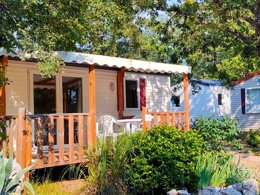 Camping Pas Cher vous présente avec son site Officiel campingpascher.fr, le Camping Tikayan Rives Du Lac De Sainte Croix classé 3 étoiles, situé sur la commune de Bauduen dans le département Var (Provence Alpes Côte D'azur) en France. Le camping Tikayan Rives Du Lac De Sainte Croix, vous présente un hébergement de type mobil-home de 28 m² pour 4 personnes avec climatisation. Le camping Tikayan Rives Du Lac De Sainte Croix vous propose du dimanche 13 septembre au dimanche 20 septembre 2026, en promotion à -20% pour 7 nuits à 375,20 € au lieu de 469,0 € soit une Économie de 93,80 €. Cette location propose 158 dates différentes pour réserver votre séjour. Découvrez également les 18 autres gammes d'hébergements du camping. Les Avis clients pour le Camping Tikayan Rives Du Lac De Sainte Croix sont excellents avec une note moyenne de 8 sur 10. Lac, Aire de jeux enfants, Canoë-kayak, Ping-pong, Pétanque, Dépôt de pain, Snack/Bar,... En savoir plus : cliquez-ICI.