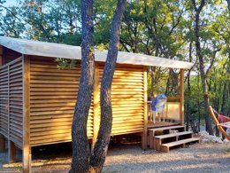 Camping Pas Cher vous présente avec son site Officiel campingpascher.fr, le Camping Tikayan Rives Du Lac De Sainte Croix classé 3 étoiles, situé sur la commune de Bauduen dans le département Var (Provence Alpes Côte D'azur) en France. Le camping Tikayan Rives Du Lac De Sainte Croix, vous présente un hébergement de type mobil-home de 18 m² pour 1 personne avec climatisation et télévision. Le camping Tikayan Rives Du Lac De Sainte Croix vous propose du dimanche 13 septembre au dimanche 20 septembre 2026, en promotion à -20% pour 7 nuits à 470,40 € au lieu de 588,0 € soit une Économie de 117,60 €. Cette location propose 155 dates différentes pour réserver votre séjour. Découvrez également les 18 autres gammes d'hébergements du camping. Les Avis clients pour le Camping Tikayan Rives Du Lac De Sainte Croix sont excellents avec une note moyenne de 8 sur 10. Lac, Aire de jeux enfants, Canoë-kayak, Ping-pong, Pétanque, Dépôt de pain, Snack/Bar,... En savoir plus : cliquez-ICI.