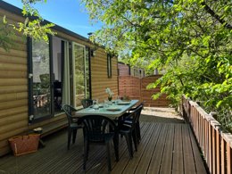 Camping Pas Cher vous présente avec son site Officiel campingpascher.fr, le Camping Tikayan Rives Du Lac De Sainte Croix classé 3 étoiles, situé sur la commune de Bauduen dans le département Var (Provence Alpes Côte D'azur) en France. Le camping Tikayan Rives Du Lac De Sainte Croix, vous présente un hébergement de type mobil-home de 29 m² pour 5 personnes avec climatisation et télévision. Le camping Tikayan Rives Du Lac De Sainte Croix vous propose du dimanche 13 septembre au dimanche 20 septembre 2026, en promotion à -20% pour 7 nuits à 431,20 € au lieu de 539,0 € soit une Économie de 107,80 €. Cette location propose 158 dates différentes pour réserver votre séjour. Découvrez également les 18 autres gammes d'hébergements du camping. Les Avis clients pour le Camping Tikayan Rives Du Lac De Sainte Croix sont excellents avec une note moyenne de 8 sur 10. Lac, Aire de jeux enfants, Canoë-kayak, Ping-pong, Pétanque, Dépôt de pain, Snack/Bar,... En savoir plus : cliquez-ICI.