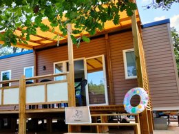 Camping Pas Cher vous présente avec son site Officiel campingpascher.fr, le Camping Tikayan Rives Du Lac De Sainte Croix classé 3 étoiles, situé sur la commune de Bauduen dans le département Var (Provence Alpes Côte D'azur) en France. Le camping Tikayan Rives Du Lac De Sainte Croix, vous présente un hébergement de type mobil-home de 34 m² pour 6 personnes avec climatisation et télévision. Le camping Tikayan Rives Du Lac De Sainte Croix vous propose du dimanche 13 septembre au dimanche 20 septembre 2026, en promotion à -20% pour 7 nuits à 487,20 € au lieu de 609,0 € soit une Économie de 121,80 €. Cette location propose 153 dates différentes pour réserver votre séjour. Découvrez également les 18 autres gammes d'hébergements du camping. Les Avis clients pour le Camping Tikayan Rives Du Lac De Sainte Croix sont excellents avec une note moyenne de 8 sur 10. Lac, Aire de jeux enfants, Canoë-kayak, Ping-pong, Pétanque, Dépôt de pain, Snack/Bar,... En savoir plus : cliquez-ICI.