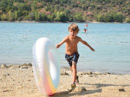 Camping Pas Cher vous présente avec son site Officiel campingpascher.fr, le Camping Tikayan Rives Du Lac De Sainte Croix classé 3 étoiles, situé sur la commune de Bauduen dans le département Var (Provence Alpes Côte D'azur) en France. Le camping Tikayan Rives Du Lac De Sainte Croix, vous présente un hébergement de type chalet de 27 m² pour 1 personne avec climatisation. Le camping Tikayan Rives Du Lac De Sainte Croix vous propose du jeudi 10 septembre au jeudi 17 septembre 2026, en promotion à -20% pour 7 nuits à 319,20 € au lieu de 399,0 € soit une Économie de 79,80 €. Cette location propose 157 dates différentes pour réserver votre séjour. Découvrez également les 18 autres gammes d'hébergements du camping. Les Avis clients pour le Camping Tikayan Rives Du Lac De Sainte Croix sont excellents avec une note moyenne de 8 sur 10. Lac, Aire de jeux enfants, Canoë-kayak, Ping-pong, Pétanque, Dépôt de pain, Snack/Bar,... En savoir plus : cliquez-ICI.