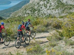 Camping Pas Cher vous présente avec son site Officiel campingpascher.fr, le Camping Tikayan Rives Du Lac De Sainte Croix classé 3 étoiles, situé sur la commune de Bauduen dans le département Var (Provence Alpes Côte D'azur) en France. Le camping Tikayan Rives Du Lac De Sainte Croix, vous présente un hébergement de type mobil-home de 24 m² pour 3 personnes avec climatisation. Le camping Tikayan Rives Du Lac De Sainte Croix vous propose du jeudi 10 septembre au jeudi 17 septembre 2026, en promotion à -20% pour 7 nuits à 375,20 € au lieu de 469,0 € soit une Économie de 93,80 €. Cette location propose 104 dates différentes pour réserver votre séjour. Découvrez également les 18 autres gammes d'hébergements du camping. Les Avis clients pour le Camping Tikayan Rives Du Lac De Sainte Croix sont excellents avec une note moyenne de 8 sur 10. Lac, Aire de jeux enfants, Canoë-kayak, Ping-pong, Pétanque, Dépôt de pain, Snack/Bar,... En savoir plus : cliquez-ICI.