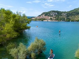 Camping Pas Cher vous présente avec son site Officiel campingpascher.fr, le Camping Tikayan Rives Du Lac De Sainte Croix classé 3 étoiles, situé sur la commune de Bauduen dans le département Var (Provence Alpes Côte D'azur) en France. Le camping Tikayan Rives Du Lac De Sainte Croix, vous présente un hébergement de type mobil-home de 28 m² pour 4 personnes avec climatisation. Le camping Tikayan Rives Du Lac De Sainte Croix vous propose du dimanche 13 septembre au dimanche 20 septembre 2026, en promotion à -20% pour 7 nuits à 375,20 € au lieu de 469,0 € soit une Économie de 93,80 €. Cette location propose 158 dates différentes pour réserver votre séjour. Découvrez également les 18 autres gammes d'hébergements du camping. Les Avis clients pour le Camping Tikayan Rives Du Lac De Sainte Croix sont excellents avec une note moyenne de 8 sur 10. Lac, Aire de jeux enfants, Canoë-kayak, Ping-pong, Pétanque, Dépôt de pain, Snack/Bar,... En savoir plus : cliquez-ICI.
