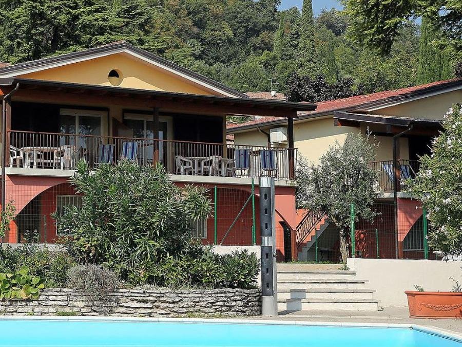 Camping Pas Cher vous présente avec son site Officiel campingpascher.fr, le Camping Villenpark Sanghen classé 4 étoiles, situé sur la commune de Manerba Del Garda dans le département Brescia (Lombardie) en Italie. Le camping Villenpark Sanghen vous propose un hébergement de type appartement de 55 m² (télévision). L'établissement vous propose 4 autres types d'hébergements. Découvrez tous nos séjours à petits prix dans la commune et aux alentours de Manerba Del Garda du département : Brescia (Lombardie). Lac, Bassin enfant, Piscine extérieure, Club enfants, Aire de jeux enfants, Court de tennis, Cyclisme, Golf, Jet-ski, Location de bateaux, Paddle, Parcours sportif, Ping-pong, Planche à voile, Randonnée, kiteSurf, Bar, Dépôt de pain, Pizzeria, Plats à emporter,... En savoir plus : cliquez-ICI.