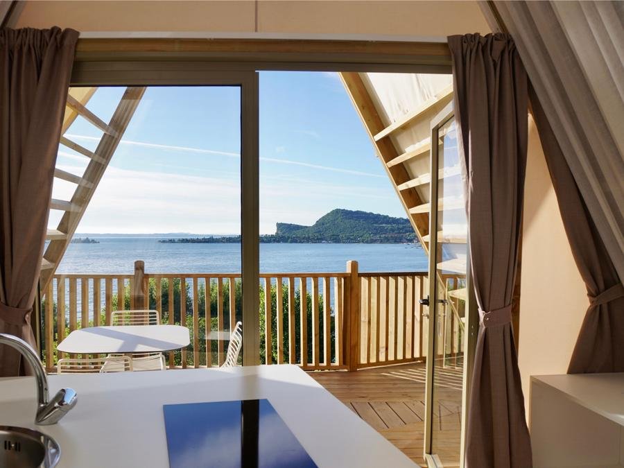 Camping Pas Cher vous présente avec son site Officiel campingpascher.fr, le Camping Villenpark Sanghen classé 4 étoiles, situé sur la commune de Manerba Del Garda dans le département Brescia (Lombardie) en Italie. Le camping Villenpark Sanghen vous propose un hébergement de type lodge de 27 m² avec climatisation (télévision). L'établissement vous propose 4 autres types d'hébergements. Découvrez tous nos séjours à petits prix dans la commune et aux alentours de Manerba Del Garda du département : Brescia (Lombardie). Lac, Bassin enfant, Piscine extérieure, Club enfants, Aire de jeux enfants, Court de tennis, Cyclisme, Golf, Jet-ski, Location de bateaux, Paddle, Parcours sportif, Ping-pong, Planche à voile, Randonnée, kiteSurf, Bar, Dépôt de pain, Pizzeria, Plats à emporter,... En savoir plus : cliquez-ICI.