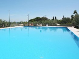 Camping Pas Cher vous présente avec son site Officiel campingpascher.fr, le Camping Villenpark Sanghen classé 4 étoiles, situé sur la commune de Manerba Del Garda dans le département Brescia (Lombardie) en Italie. Le camping Villenpark Sanghen vous propose un hébergement de type lodge de 27 m² avec climatisation (télévision). L'établissement vous propose 4 autres types d'hébergements. Découvrez tous nos séjours à petits prix dans la commune et aux alentours de Manerba Del Garda du département : Brescia (Lombardie). Lac, Bassin enfant, Piscine extérieure, Club enfants, Aire de jeux enfants, Court de tennis, Cyclisme, Golf, Jet-ski, Location de bateaux, Paddle, Parcours sportif, Ping-pong, Planche à voile, Randonnée, kiteSurf, Bar, Dépôt de pain, Pizzeria, Plats à emporter,... En savoir plus : cliquez-ICI.