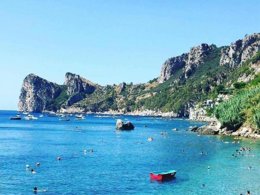 Camping Pas Cher vous présente avec son site Officiel campingpascher.fr, le Camping Villaggio Nettuno classé 3 étoiles, situé sur la commune de Massa Lubrense dans le département Naples (Campanie) en Italie. Le camping Villaggio Nettuno, vous présente un hébergement de type appartement. Le camping Villaggio Nettuno vous propose du dimanche 11 octobre au dimanche 18 octobre 2026, en promotion à -10% pour 7 nuits à 1008 € au lieu de 1120,0 € soit une Économie de 112 €. Cette location propose 114 dates différentes pour réserver votre séjour. Découvrez également les 9 autres gammes d'hébergements du camping. Les Avis clients pour le Camping Villaggio Nettuno sont excellents avec une note moyenne de 8 sur 10. Mer, Canoë-kayak, Ping-pong, Plongée, Randonnée, Voile, Bar, Dépôt de pain, Pizzeria, Restaurant,... En savoir plus : cliquez-ICI.