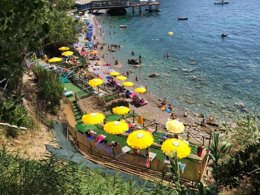 Camping Pas Cher vous présente avec son site Officiel campingpascher.fr, le Camping Villaggio Nettuno classé 3 étoiles, situé sur la commune de Massa Lubrense dans le département Naples (Campanie) en Italie. Le camping Villaggio Nettuno, vous présente un hébergement de type bungalow de 30 m² pour 2 personnes et télévision. Le camping Villaggio Nettuno vous propose du dimanche 11 octobre au dimanche 18 octobre 2026, en promotion à -10% pour 7 nuits à 724,50 € au lieu de 805,0 € soit une Économie de 80,50 €. Cette location propose 176 dates différentes pour réserver votre séjour. Découvrez également les 9 autres gammes d'hébergements du camping. Les Avis clients pour le Camping Villaggio Nettuno sont excellents avec une note moyenne de 8 sur 10. Mer, Canoë-kayak, Ping-pong, Plongée, Randonnée, Voile, Bar, Dépôt de pain, Pizzeria, Restaurant,... En savoir plus : cliquez-ICI.