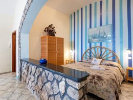 Camping Pas Cher vous présente avec son site Officiel campingpascher.fr, le Camping Villaggio Nettuno classé 3 étoiles, situé sur la commune de Massa Lubrense dans le département Naples (Campanie) en Italie. Le camping Villaggio Nettuno, vous présente un hébergement de type appartement. Le camping Villaggio Nettuno vous propose du dimanche 11 octobre au dimanche 18 octobre 2026, en promotion à -10% pour 7 nuits à 1071 € au lieu de 1190,0 € soit une Économie de 119 €. Cette location propose 104 dates différentes pour réserver votre séjour. Découvrez également les 9 autres gammes d'hébergements du camping. Les Avis clients pour le Camping Villaggio Nettuno sont excellents avec une note moyenne de 8 sur 10. Mer, Canoë-kayak, Ping-pong, Plongée, Randonnée, Voile, Bar, Dépôt de pain, Pizzeria, Restaurant,... En savoir plus : cliquez-ICI.