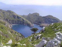 Camping Pas Cher vous présente avec son site Officiel campingpascher.fr, le Camping Villaggio Nettuno classé 3 étoiles, situé sur la commune de Massa Lubrense dans le département Naples (Campanie) en Italie. Le camping Villaggio Nettuno, vous présente un hébergement de type chambre de 25 m². Le camping Villaggio Nettuno vous propose du lundi 06 avril au lundi 13 avril 2026, en promotion à -10% pour 7 nuits à 387 € au lieu de 430,0 € soit une Économie de 43 €. Cette location propose 178 dates différentes pour réserver votre séjour. Découvrez également les 9 autres gammes d'hébergements du camping. Les Avis clients pour le Camping Villaggio Nettuno sont excellents avec une note moyenne de 8 sur 10. Mer, Canoë-kayak, Ping-pong, Plongée, Randonnée, Voile, Bar, Dépôt de pain, Pizzeria, Restaurant,... En savoir plus : cliquez-ICI.