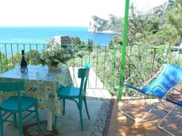 Camping Pas Cher vous présente avec son site Officiel campingpascher.fr, le Camping Villaggio Nettuno classé 3 étoiles, situé sur la commune de Massa Lubrense dans le département Naples (Campanie) en Italie. Le camping Villaggio Nettuno, vous présente un hébergement de type chambre de 25 m². Le camping Villaggio Nettuno vous propose du lundi 06 avril au lundi 13 avril 2026, en promotion à -10% pour 7 nuits à 387 € au lieu de 430,0 € soit une Économie de 43 €. Cette location propose 178 dates différentes pour réserver votre séjour. Découvrez également les 9 autres gammes d'hébergements du camping. Les Avis clients pour le Camping Villaggio Nettuno sont excellents avec une note moyenne de 8 sur 10. Mer, Canoë-kayak, Ping-pong, Plongée, Randonnée, Voile, Bar, Dépôt de pain, Pizzeria, Restaurant,... En savoir plus : cliquez-ICI.