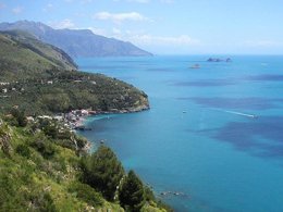 Camping Pas Cher vous présente avec son site Officiel campingpascher.fr, le Camping Villaggio Nettuno classé 3 étoiles, situé sur la commune de Massa Lubrense dans le département Naples (Campanie) en Italie. Le camping Villaggio Nettuno, vous présente un hébergement de type appartement. Le camping Villaggio Nettuno vous propose du dimanche 11 octobre au dimanche 18 octobre 2026, en promotion à -10% pour 7 nuits à 1071 € au lieu de 1190,0 € soit une Économie de 119 €. Cette location propose 104 dates différentes pour réserver votre séjour. Découvrez également les 9 autres gammes d'hébergements du camping. Les Avis clients pour le Camping Villaggio Nettuno sont excellents avec une note moyenne de 8 sur 10. Mer, Canoë-kayak, Ping-pong, Plongée, Randonnée, Voile, Bar, Dépôt de pain, Pizzeria, Restaurant,... En savoir plus : cliquez-ICI.