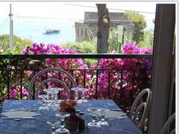 Camping Pas Cher vous présente avec son site Officiel campingpascher.fr, le Camping Villaggio Nettuno classé 3 étoiles, situé sur la commune de Massa Lubrense dans le département Naples (Campanie) en Italie. Le camping Villaggio Nettuno, vous présente un hébergement de type appartement. Le camping Villaggio Nettuno vous propose du dimanche 11 octobre au dimanche 18 octobre 2026, en promotion à -10% pour 7 nuits à 1197 € au lieu de 1330,0 € soit une Économie de 133 €. Cette location propose 69 dates différentes pour réserver votre séjour. Découvrez également les 9 autres gammes d'hébergements du camping. Les Avis clients pour le Camping Villaggio Nettuno sont excellents avec une note moyenne de 8 sur 10. Mer, Canoë-kayak, Ping-pong, Plongée, Randonnée, Voile, Bar, Dépôt de pain, Pizzeria, Restaurant,... En savoir plus : cliquez-ICI.