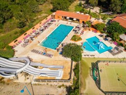Camping Pas Cher vous présente avec son site Officiel campingpascher.fr, le Camping SUNELIA Ma Prairie classé 4 étoiles, situé sur la commune de Canet En Roussillon dans le département Pyrénées-orientales (Languedoc Roussillon) en France. Le camping SUNELIA Ma Prairie, vous présente un hébergement de type studio de 20 m² pour 1 personne avec climatisation et télévision. Le camping SUNELIA Ma Prairie vous propose du sam. 05 septembre au sam. 12 septembre 2026, en promotion à -15% pour 7 nuits à 327,25 € au lieu de 385,0 € soit une Économie de 57,75 €. Cette location propose 24 dates différentes pour réserver votre séjour. Découvrez également les 10 autres gammes d'hébergements du camping. Les Avis clients pour le Camping SUNELIA Ma Prairie sont excellents avec une note moyenne de 8 sur 10. Mer, Piscine chauffée, Piscine extérieure, Animation enfants, Animations familiales, Club enfants, Aire de jeux enfants, Baby-foot, Paddle, Ping-pong, Piscine, Planche à voile, Pétanque, Salle de fitness, Terrain de basketball, Terrain de football, Terrain multisports, Trampoline, kiteSurf, Bar, Boulangerie, Bureau de tabac, Créperie, Dépôt de pain, Restaurant, Snack/Bar, Station-service, Supermarché, Épicerie,... En savoir plus : cliquez-ICI.
