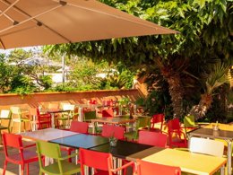 Camping Pas Cher vous présente avec son site Officiel campingpascher.fr, le Camping SUNELIA Ma Prairie classé 4 étoiles, situé sur la commune de Canet En Roussillon dans le département Pyrénées-orientales (Languedoc Roussillon) en France. Le camping SUNELIA Ma Prairie, vous présente un hébergement de type mobil-home de 16 m² pour 1 personne avec climatisation. Le camping SUNELIA Ma Prairie vous propose du lundi 25 mai au lundi 01 juin 2026 pour 7 nuits à 245€. Cette location propose 72 dates différentes pour réserver votre séjour. Découvrez également les 10 autres gammes d'hébergements du camping. Les Avis clients pour le Camping SUNELIA Ma Prairie sont excellents avec une note moyenne de 8 sur 10. Mer, Piscine chauffée, Piscine extérieure, Animation enfants, Animations familiales, Club enfants, Aire de jeux enfants, Baby-foot, Paddle, Ping-pong, Piscine, Planche à voile, Pétanque, Salle de fitness, Terrain de basketball, Terrain de football, Terrain multisports, Trampoline, kiteSurf, Bar, Boulangerie, Bureau de tabac, Créperie, Dépôt de pain, Restaurant, Snack/Bar, Station-service, Supermarché, Épicerie,... En savoir plus : cliquez-ICI.