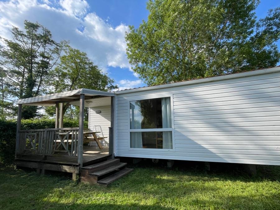 Camping Pas Cher vous présente avec son site Officiel campingpascher.fr, le Camping Ile D'Amour classé 2 étoiles, situé sur la commune de Pont Sur Yonne dans le département Yonne (Bourgogne) en France. Le camping Ile D'Amour vous propose un hébergement de type mobil-home de 27 m² pour 6 personnes avec climatisation (télévision). L'établissement vous propose 3 autres types d'hébergements. Découvrez tous nos séjours à petits prix dans la commune et aux alentours de Pont Sur Yonne du département : Yonne (Bourgogne). Les Avis clients pour le Camping Ile D'Amour sont excellents avec une note moyenne de 9 sur 10. Rivière, Aire de jeux enfants, Canoë-kayak, Court de tennis, Cyclisme, Location de bateaux, Paddle, Randonnée, Structure gonflable enfants, Pizzeria, Snack/Bar,... En savoir plus : cliquez-ICI.