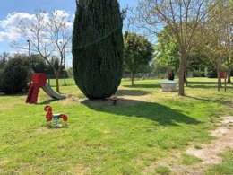 Camping Pas Cher vous présente avec son site Officiel campingpascher.fr, le Camping Ile D'Amour classé 2 étoiles, situé sur la commune de Pont Sur Yonne dans le département Yonne (Bourgogne) en France. Le camping Ile D'Amour vous propose un hébergement de type mobil-home de 27 m² pour 6 personnes avec climatisation (télévision). L'établissement vous propose 3 autres types d'hébergements. Découvrez tous nos séjours à petits prix dans la commune et aux alentours de Pont Sur Yonne du département : Yonne (Bourgogne). Les Avis clients pour le Camping Ile D'Amour sont excellents avec une note moyenne de 9 sur 10. Rivière, Aire de jeux enfants, Canoë-kayak, Court de tennis, Cyclisme, Location de bateaux, Paddle, Randonnée, Structure gonflable enfants, Pizzeria, Snack/Bar,... En savoir plus : cliquez-ICI.