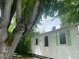 Camping Pas Cher vous présente avec son site Officiel campingpascher.fr, le Camping Ile D'Amour classé 2 étoiles, situé sur la commune de Pont Sur Yonne dans le département Yonne (Bourgogne) en France. Le camping Ile D'Amour, vous présente un hébergement de type mobil-home de 27 m² pour 6 personnes avec climatisation et télévision. Le camping Ile D'Amour vous propose du jeudi 01 janvier au jeudi 08 janvier 2026 pour 7 nuits à 269.99€. Cette location propose 355 dates différentes pour réserver votre séjour. Découvrez également les 3 autres gammes d'hébergements du camping. Les Avis clients pour le Camping Ile D'Amour sont excellents avec une note moyenne de 9 sur 10. Rivière, Aire de jeux enfants, Canoë-kayak, Court de tennis, Cyclisme, Location de bateaux, Paddle, Randonnée, Structure gonflable enfants, Pizzeria, Snack/Bar,... En savoir plus : cliquez-ICI.