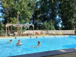 Camping Pas Cher vous présente avec son site Officiel campingpascher.fr, le Camping Bois Et Toilés classé 3 étoiles, situé sur la commune de Saint Rambert D'albon dans le département Drome (Rhône Alpes) en France. Le camping Bois Et Toilés, vous présente un hébergement de type hébergement insolite de 10 m². Le camping Bois Et Toilés vous propose du vendredi 18 septembre au vendredi 25 septembre 2026, en promotion à -17% pour 7 nuits à 192,96 € au lieu de 233,16 € soit une Économie de 40,20 €. Cette location propose 90 dates différentes pour réserver votre séjour. Découvrez également les 7 autres gammes d'hébergements du camping. Les Avis clients pour le Camping Bois Et Toilés sont de 7 sur 10. Piscine extérieure, Animations familiales, Club enfants, Aire de jeux enfants, Baby-foot, Court de tennis, Ping-pong, Piscine, Pétanque, Salle de jeux vidéo, Structure gonflable enfants, Terrain multisports, Bar, Dépôt de pain, Snack/Bar, Épicerie,... En savoir plus : cliquez-ICI.