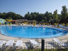 Camping Pas Cher vous présente avec son site Officiel campingpascher.fr, le Établissement Hu Birkelt Village, situé sur la commune de Larochette dans le département Luxembourg (Luxembourg) en Luxembourg. L'établissement Hu Birkelt Village vous propose un hébergement de type mobil-home de 32 m². L'établissement vous propose 5 autres types d'hébergements. Découvrez tous nos séjours à petits prix dans la commune et aux alentours de Larochette du département : Luxembourg (Luxembourg).... En savoir plus : cliquez-ICI.