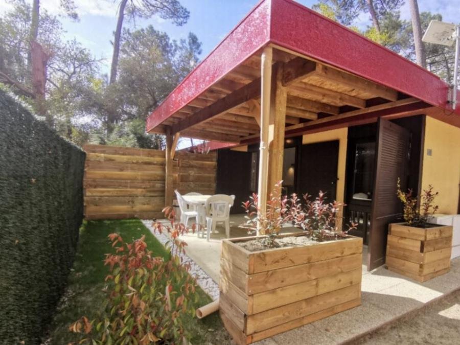 Camping Pas Cher vous présente avec son site Officiel campingpascher.fr, le Camping Les Cottages De Leon, situé sur la commune de Léon dans le département Landes (Aquitaine) en France. Le camping Les Cottages De Leon, vous présente un hébergement de type maison de campagne de 25 m² pour 4 personnes et télévision. Le camping Les Cottages De Leon vous propose du sam. 29 août au sam. 05 septembre 2026 pour 7 nuits à 400€. Cette location propose 62 dates différentes pour réserver votre séjour. Découvrez également les 15 autres gammes d'hébergements du camping. Les Avis clients pour le Camping Les Cottages De Leon sont excellents avec une note moyenne de 8 sur 10. Piscine couverte, Piscine extérieure, Animations familiales, Club ados, Club enfants, Aire de jeux enfants, Centre équestre, Club enfant de nuit, Court de tennis, Cyclisme, Golf, Ping-pong, Pétanque, Salle de fitness, Salle de jeux vidéo, Sports nautiques, Structure gonflable enfants, Surf, Terrain multisports, Tir à l’arc, Bar, Pizzeria, Snack/Bar, Épicerie,... En savoir plus : cliquez-ICI.