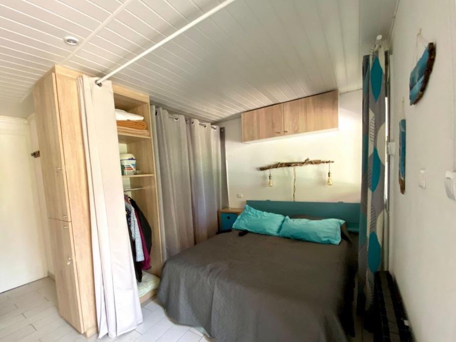 Camping Pas Cher vous présente avec son site Officiel campingpascher.fr, le Camping Les Cottages De Leon, situé sur la commune de Léon dans le département Landes (Aquitaine) en France. Le camping Les Cottages De Leon, vous présente un hébergement de type maison de campagne de 25 m² pour 4 personnes avec climatisation et télévision. Le camping Les Cottages De Leon vous propose du dimanche 07 juin au dimanche 14 juin 2026 pour 7 nuits à 340€. Cette location propose 76 dates différentes pour réserver votre séjour. Découvrez également les 15 autres gammes d'hébergements du camping. Les Avis clients pour le Camping Les Cottages De Leon sont excellents avec une note moyenne de 8 sur 10. Piscine couverte, Piscine extérieure, Animations familiales, Club ados, Club enfants, Aire de jeux enfants, Centre équestre, Club enfant de nuit, Court de tennis, Cyclisme, Golf, Ping-pong, Pétanque, Salle de fitness, Salle de jeux vidéo, Sports nautiques, Structure gonflable enfants, Surf, Terrain multisports, Tir à l’arc, Bar, Pizzeria, Snack/Bar, Épicerie,... En savoir plus : cliquez-ICI.