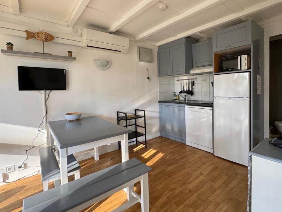 Camping Pas Cher vous présente avec son site Officiel campingpascher.fr, le Camping Les Cottages De Leon, situé sur la commune de Léon dans le département Landes (Aquitaine) en France. Le camping Les Cottages De Leon, vous présente un hébergement de type maison de campagne de 25 m² pour 4 personnes et télévision. Le camping Les Cottages De Leon vous propose du dimanche 07 juin au dimanche 14 juin 2026 pour 7 nuits à 340€. Cette location propose 69 dates différentes pour réserver votre séjour. Découvrez également les 15 autres gammes d'hébergements du camping. Les Avis clients pour le Camping Les Cottages De Leon sont excellents avec une note moyenne de 8 sur 10. Piscine couverte, Piscine extérieure, Animations familiales, Club ados, Club enfants, Aire de jeux enfants, Centre équestre, Club enfant de nuit, Court de tennis, Cyclisme, Golf, Ping-pong, Pétanque, Salle de fitness, Salle de jeux vidéo, Sports nautiques, Structure gonflable enfants, Surf, Terrain multisports, Tir à l’arc, Bar, Pizzeria, Snack/Bar, Épicerie,... En savoir plus : cliquez-ICI.
