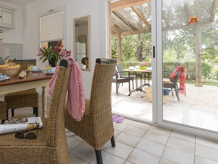 Camping Pas Cher vous présente avec son site Officiel campingpascher.fr, le Camping Résidence Mare E Monte classé 3 étoiles, situé sur la commune de Sari Solenzara dans le département Corse Du Sud (Corse) en France. Le camping Résidence Mare E Monte, vous présente un hébergement de type villa de 60 m² avec climatisation et télévision. Le camping Résidence Mare E Monte vous propose du sam. 06 juin au sam. 13 juin 2026, en promotion à -24% pour 7 nuits à 745 € au lieu de 985 € soit une Économie de 240 €. Cette location propose 21 dates différentes pour réserver votre séjour. Découvrez également les 6 autres gammes d'hébergements du camping. Piscine extérieure, Aire de jeux enfants, Baby-foot, Canoë-kayak, Centre équestre, Golf, Plongée, Bar,... En savoir plus : cliquez-ICI.