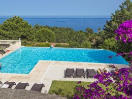 Camping Pas Cher vous présente avec son site Officiel campingpascher.fr, le Camping Résidence Mare E Monte classé 3 étoiles, situé sur la commune de Sari Solenzara dans le département Corse Du Sud (Corse) en France. Le camping Résidence Mare E Monte, vous présente un hébergement de type villa de 42 m² et télévision. Le camping Résidence Mare E Monte vous propose du sam. 06 juin au sam. 13 juin 2026, en promotion à -20% pour 7 nuits à 575 € au lieu de 725 € soit une Économie de 150 €. Cette location propose 28 dates différentes pour réserver votre séjour. Découvrez également les 6 autres gammes d'hébergements du camping. Piscine extérieure, Aire de jeux enfants, Baby-foot, Canoë-kayak, Centre équestre, Golf, Plongée, Bar,... En savoir plus : cliquez-ICI.