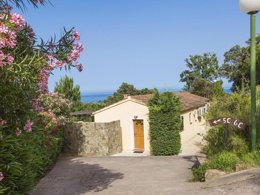 Camping Pas Cher vous présente avec son site Officiel campingpascher.fr, le Camping Résidence Mare E Monte classé 3 étoiles, situé sur la commune de Sari Solenzara dans le département Corse Du Sud (Corse) en France. Le camping Résidence Mare E Monte, vous présente un hébergement de type villa de 52 m² et télévision. Le camping Résidence Mare E Monte vous propose du sam. 12 septembre au sam. 19 septembre 2026 pour 7 nuits à 625€. Cette location propose 14 dates différentes pour réserver votre séjour. Découvrez également les 6 autres gammes d'hébergements du camping. Piscine extérieure, Aire de jeux enfants, Baby-foot, Canoë-kayak, Centre équestre, Golf, Plongée, Bar,... En savoir plus : cliquez-ICI.