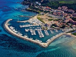 Camping Pas Cher vous présente avec son site Officiel campingpascher.fr, le Camping Résidence Mare E Monte classé 3 étoiles, situé sur la commune de Sari Solenzara dans le département Corse Du Sud (Corse) en France. Le camping Résidence Mare E Monte, vous présente un hébergement de type villa de 42 m² et télévision. Le camping Résidence Mare E Monte vous propose du sam. 12 septembre au sam. 19 septembre 2026 pour 7 nuits à 545€. Cette location propose 16 dates différentes pour réserver votre séjour. Découvrez également les 6 autres gammes d'hébergements du camping. Piscine extérieure, Aire de jeux enfants, Baby-foot, Canoë-kayak, Centre équestre, Golf, Plongée, Bar,... En savoir plus : cliquez-ICI.