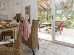 Camping Pas Cher vous présente avec son site Officiel campingpascher.fr, le Camping Résidence Mare E Monte classé 3 étoiles, situé sur la commune de Sari Solenzara dans le département Corse Du Sud (Corse) en France. Le camping Résidence Mare E Monte, vous présente un hébergement de type villa de 60 m² avec climatisation et télévision. Le camping Résidence Mare E Monte vous propose du sam. 18 avril au sam. 25 avril 2026 pour 7 nuits à 745€. Cette location propose 11 dates différentes pour réserver votre séjour. Découvrez également les 6 autres gammes d'hébergements du camping. Piscine extérieure, Aire de jeux enfants, Baby-foot, Canoë-kayak, Centre équestre, Golf, Plongée, Bar,... En savoir plus : cliquez-ICI.