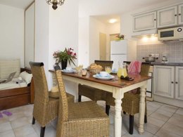 Camping Pas Cher vous présente avec son site Officiel campingpascher.fr, le Camping Résidence Mare E Monte classé 3 étoiles, situé sur la commune de Sari Solenzara dans le département Corse Du Sud (Corse) en France. Le camping Résidence Mare E Monte, vous présente un hébergement de type villa de 52 m² et télévision. Le camping Résidence Mare E Monte vous propose du sam. 12 septembre au sam. 19 septembre 2026 pour 7 nuits à 625€. Cette location propose 14 dates différentes pour réserver votre séjour. Découvrez également les 6 autres gammes d'hébergements du camping. Piscine extérieure, Aire de jeux enfants, Baby-foot, Canoë-kayak, Centre équestre, Golf, Plongée, Bar,... En savoir plus : cliquez-ICI.