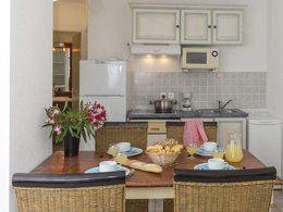 Camping Pas Cher vous présente avec son site Officiel campingpascher.fr, le Camping Résidence Mare E Monte classé 3 étoiles, situé sur la commune de Sari Solenzara dans le département Corse Du Sud (Corse) en France. Le camping Résidence Mare E Monte, vous présente un hébergement de type villa de 42 m² et télévision. Le camping Résidence Mare E Monte vous propose du sam. 12 septembre au sam. 19 septembre 2026 pour 7 nuits à 545€. Cette location propose 16 dates différentes pour réserver votre séjour. Découvrez également les 6 autres gammes d'hébergements du camping. Piscine extérieure, Aire de jeux enfants, Baby-foot, Canoë-kayak, Centre équestre, Golf, Plongée, Bar,... En savoir plus : cliquez-ICI.