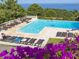 Camping Pas Cher vous présente avec son site Officiel campingpascher.fr, le Camping Résidence Mare E Monte classé 3 étoiles, situé sur la commune de Sari Solenzara dans le département Corse Du Sud (Corse) en France. Le camping Résidence Mare E Monte, vous présente un hébergement de type maison de 41 m² et télévision. Le camping Résidence Mare E Monte vous propose du sam. 12 septembre au sam. 19 septembre 2026 pour 7 nuits à 545€. Cette location propose 16 dates différentes pour réserver votre séjour. Découvrez également les 6 autres gammes d'hébergements du camping. Piscine extérieure, Aire de jeux enfants, Baby-foot, Canoë-kayak, Centre équestre, Golf, Plongée, Bar,... En savoir plus : cliquez-ICI.