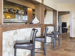 Camping Pas Cher vous présente avec son site Officiel campingpascher.fr, le Camping Résidence Mare E Monte classé 3 étoiles, situé sur la commune de Sari Solenzara dans le département Corse Du Sud (Corse) en France. Le camping Résidence Mare E Monte, vous présente un hébergement de type maison de 51 m² et télévision. Le camping Résidence Mare E Monte vous propose du sam. 12 septembre au sam. 19 septembre 2026 pour 7 nuits à 625€. Cette location propose 14 dates différentes pour réserver votre séjour. Découvrez également les 6 autres gammes d'hébergements du camping. Piscine extérieure, Aire de jeux enfants, Baby-foot, Canoë-kayak, Centre équestre, Golf, Plongée, Bar,... En savoir plus : cliquez-ICI.