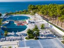 Camping Pas Cher vous présente avec son site Officiel campingpascher.fr, le Camping Villaggio Baia Del Monaco classé 4 étoiles, situé sur la commune de Monte Sant Angelo dans le département Foggia (Pouilles) en Italie. Le camping Villaggio Baia Del Monaco, vous présente un hébergement de type appartement de 26 m² avec climatisation et télévision. Le camping Villaggio Baia Del Monaco vous propose du dimanche 07 juin au dimanche 14 juin 2026 pour 7 nuits à 400€. Cette location propose 12 dates différentes pour réserver votre séjour. Découvrez également les 2 autres gammes d'hébergements du camping. Les Avis clients pour le Camping Villaggio Baia Del Monaco sont excellents avec une note moyenne de 9 sur 10. Piscine extérieure, Animations familiales, Club enfants, Aire de jeux enfants, Court de padel en extérieur, Cyclisme, Ping-pong, Pétanque, Randonnée, Terrain multisports, Bar, Pizzeria, Restaurant, Épicerie,... En savoir plus : cliquez-ICI.