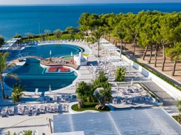 Camping Pas Cher vous présente avec son site Officiel campingpascher.fr, le Camping Villaggio Baia Del Monaco classé 4 étoiles, situé sur la commune de Monte Sant Angelo dans le département Foggia (Pouilles) en Italie. Le camping Villaggio Baia Del Monaco, vous présente un hébergement de type appartement de 26 m² avec climatisation et télévision. Le camping Villaggio Baia Del Monaco vous propose du dimanche 07 juin au dimanche 14 juin 2026 pour 7 nuits à 400€. Cette location propose 12 dates différentes pour réserver votre séjour. Découvrez également les 2 autres gammes d'hébergements du camping. Les Avis clients pour le Camping Villaggio Baia Del Monaco sont excellents avec une note moyenne de 9 sur 10. Piscine extérieure, Animations familiales, Club enfants, Aire de jeux enfants, Court de padel en extérieur, Cyclisme, Ping-pong, Pétanque, Randonnée, Terrain multisports, Bar, Pizzeria, Restaurant, Épicerie,... En savoir plus : cliquez-ICI.