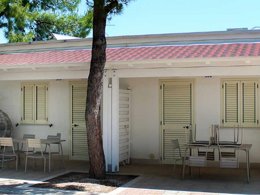 Camping Pas Cher vous présente avec son site Officiel campingpascher.fr, le Camping Villaggio Baia Del Monaco classé 4 étoiles, situé sur la commune de Monte Sant Angelo dans le département Foggia (Pouilles) en Italie. Le camping Villaggio Baia Del Monaco, vous présente un hébergement de type appartement de 30 m² avec climatisation et télévision. Le camping Villaggio Baia Del Monaco vous propose du dimanche 07 juin au dimanche 14 juin 2026 pour 7 nuits à 470€. Cette location propose 11 dates différentes pour réserver votre séjour. Découvrez également les 2 autres gammes d'hébergements du camping. Les Avis clients pour le Camping Villaggio Baia Del Monaco sont excellents avec une note moyenne de 9 sur 10. Piscine extérieure, Animations familiales, Club enfants, Aire de jeux enfants, Court de padel en extérieur, Cyclisme, Ping-pong, Pétanque, Randonnée, Terrain multisports, Bar, Pizzeria, Restaurant, Épicerie,... En savoir plus : cliquez-ICI.