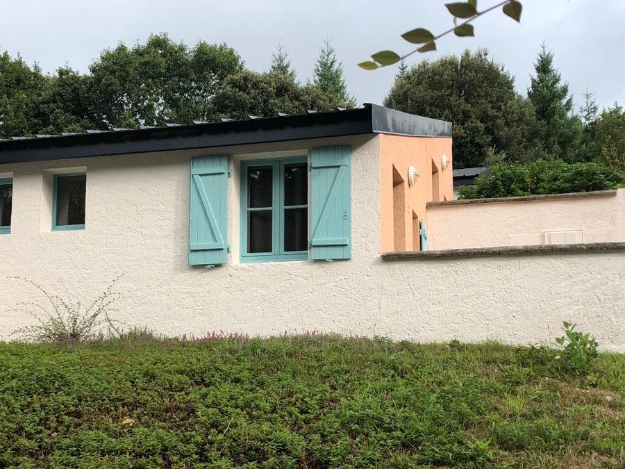 Camping Pas Cher vous présente avec son site Officiel campingpascher.fr, le Camping Domaine De Kerioche, situé sur la commune de Malansac dans le département Morbihan (Bretagne) en France. Le camping Domaine De Kerioche, vous présente un hébergement de type maison pour 2 personnes et télévision. Le camping Domaine De Kerioche vous propose du sam. 29 août au sam. 05 septembre 2026 pour 7 nuits à 301€. Cette location propose 59 dates différentes pour réserver votre séjour. Découvrez également les 3 autres gammes d'hébergements du camping. Les Avis clients pour le Camping Domaine De Kerioche sont excellents avec une note moyenne de 10 sur 10. Aire de jeux enfants, Canoë-kayak, Centre équestre, Golf, Parcours sportif, Ping-pong, Pétanque, Salle de fitness, Terrain multisports, Dépôt de pain,... En savoir plus : cliquez-ICI.